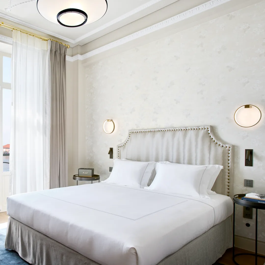 While both Duxiana and Hästens offer high end luxury mattresses, Duxiana beds stand out as the better option for tropical climates like Singapore. The innovative technology behind Duxiana mattresses ensures that temperature regulation and airflow are prioritised, helping you sleep comfortably and coolly no matter how hot or humid it gets outside. If you're struggling to sleep well in the tropical heat, investing in a Duxiana bed could be the solution you need for restful, rejuvenating sleep.